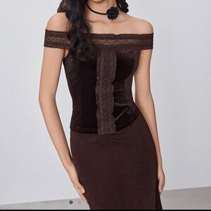 Brown velvet of the shoulder top with lace trim